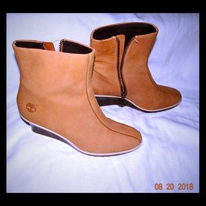 TIMBERLAND Brown Nubuck Wedged Boots. Size 9M.